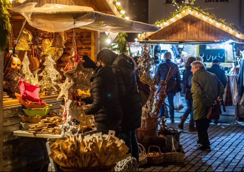 Besuch eines traditionellen Weihnachtsmarktes Aktivitäten im Winter in Deutschland