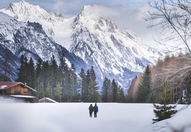 Winterwandern und Schneeschuhwandern in den Bergen